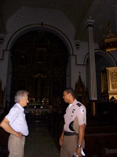 Polizei in Casco Viejo 10.07.03.jpg - ein polizist als touristenführer